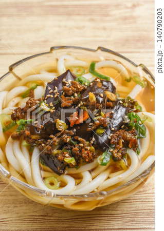 茄子と挽き肉のピリ辛冷製うどん 茄子と挽き肉のピリ辛冷製うどん 140790203