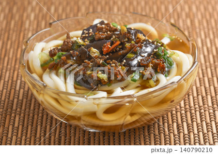 茄子と挽き肉のピリ辛冷製うどん 140790210