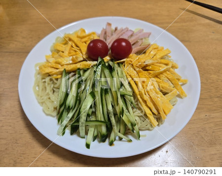 お皿に盛り付けられた具だくさんな手作りの冷やし中華 140790291