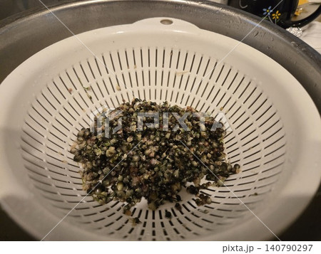 下処理で茹であげられ、ザルで湯切りされるノビルのむかご（珠芽） 140790297