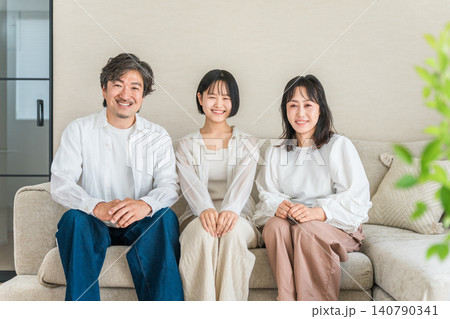 マイホームのリビングのソファに座る親子,家族,ファミリー マイホームのリビングのソファに座る親子,家族,ファミリー 140790341