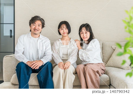 マイホームのリビングのソファに座る親子,家族,ファミリー マイホームのリビングのソファに座る親子,家族,ファミリー 140790342
