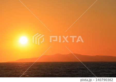 海に沈む夕日 140790362