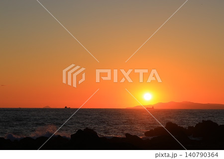 海に沈む夕日 海に沈む夕日 140790364