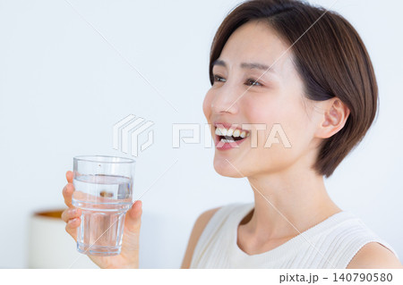 ビューティーイメージ 水を飲む女性 ビューティーイメージ 水を飲む女性 140790580