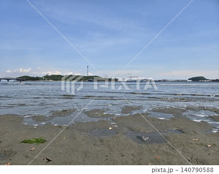 横浜・海の公園の砂浜から望む八景島と青空の風景 横浜・海の公園の砂浜から望む八景島と青空の風景 140790588