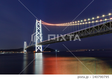 ライトアップされた明石海峡大橋 140790795