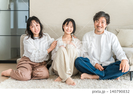マイホームのリビングに座る親子,家族,ファミリー マイホームのリビングに座る親子,家族,ファミリー 140790832