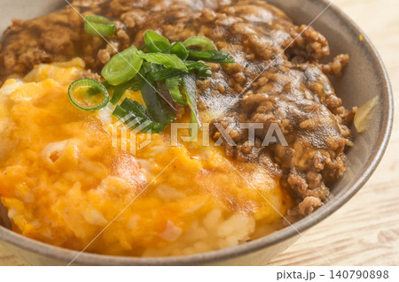 玉子と挽き肉の餡かけ丼 140790898