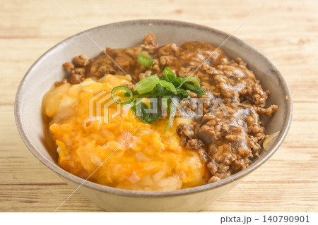 玉子と挽き肉の餡かけ丼 140790901