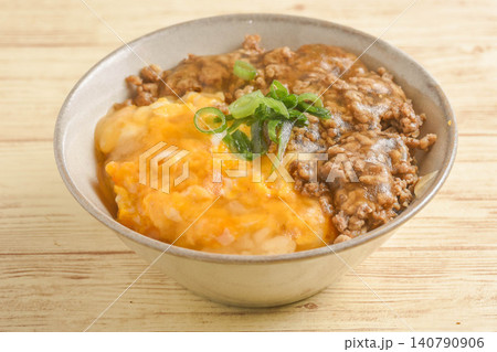 玉子と挽き肉の餡かけ丼 玉子と挽き肉の餡かけ丼 140790906