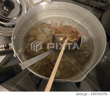アサリやシオフキのみそ汁を作る様子 鍋に味噌を溶き入れる瞬間 140791070