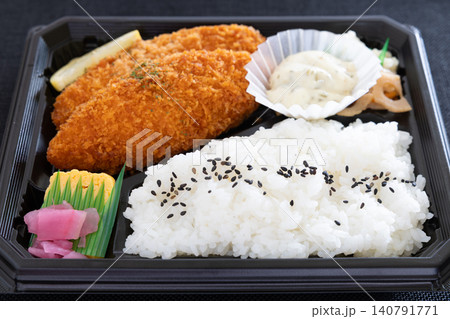 おいしい白身魚のフライとタルタルソースの弁当 140791771