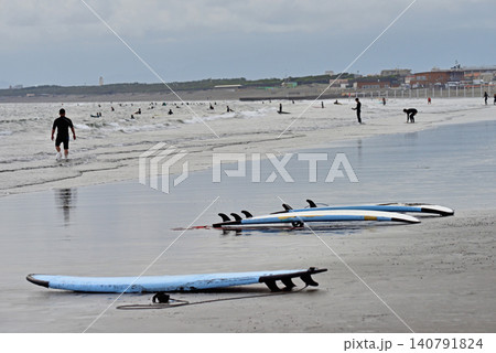 鵠沼海岸のビーチに置かれたサーフボード 鵠沼海岸のビーチに置かれたサーフボード 140791824