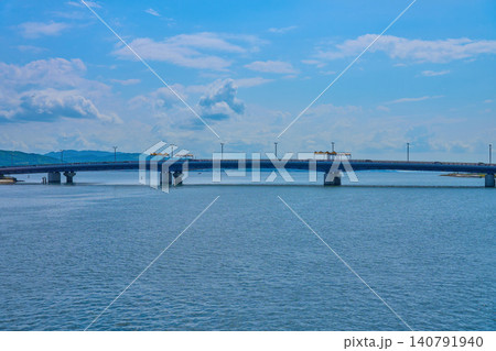 春の島根県松江市の松江大橋から西側の宍道湖大橋方面(宍道湖,大橋川など)を見る 春の島根県松江市の松江大橋から西側の宍道湖大橋方面(宍道湖,大橋川など)を見る 140791940