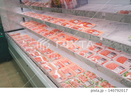食品スーパーの精肉コーナーに並ぶ豚肉と鶏肉 食品スーパーの精肉コーナーに並ぶ豚肉と鶏肉 140792017