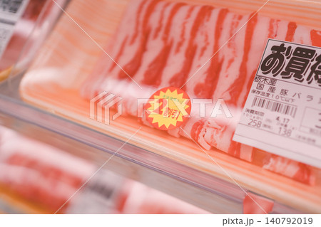 2割引シールが貼られた国産豚バラのパック 2割引シールが貼られた国産豚バラのパック 140792019