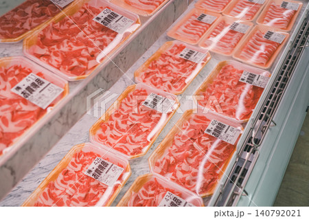 精肉売り場に並んだ豚肩ロース 精肉売り場に並んだ豚肩ロース 140792021