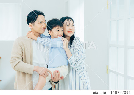 リビングでくつろぐ家族 リビングでくつろぐ家族 140792096