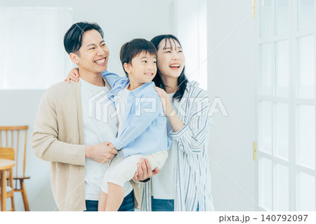 リビングでくつろぐ家族 リビングでくつろぐ家族 140792097