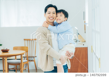 若い家族、親子、子ども、リビング 若い家族、親子、子ども、リビング 140792099