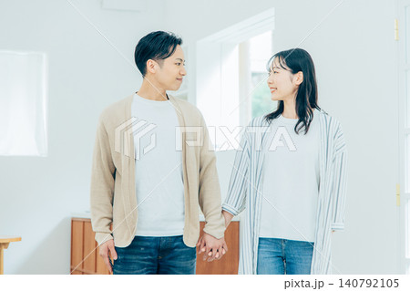 リビングでくつろぐ若い夫婦 リビングでくつろぐ若い夫婦 140792105