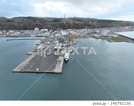 <鳥瞰>出港準備をする礼文島行きのフェリーボートと船着き場の風景 <鳥瞰>出港準備をする礼文島行きのフェリーボートと船着き場の風景 140792136