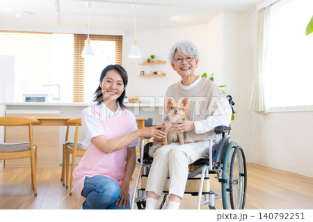 介護 犬を可愛がるシニア女性と介護士 介護 犬を可愛がるシニア女性と介護士 140792251