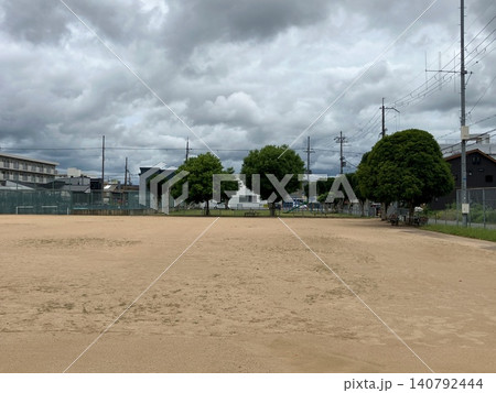 曇り空と緑の木々がある公園の風景 140792444
