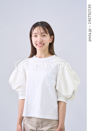 笑顔の日本人女性のスタジオポートレート 笑顔の日本人女性のスタジオポートレート 140792530