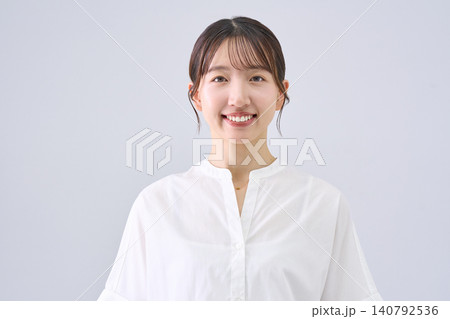 笑顔の日本人女性のスタジオポートレート 笑顔の日本人女性のスタジオポートレート 140792536