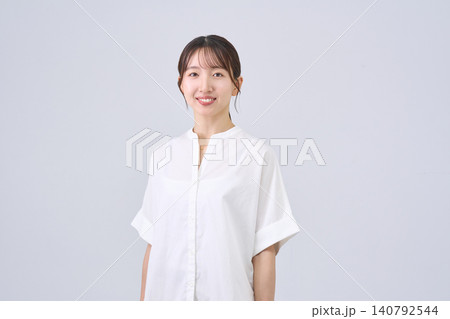 笑顔の日本人女性のスタジオポートレート 笑顔の日本人女性のスタジオポートレート 140792544