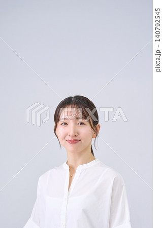 笑顔の日本人女性のスタジオポートレート 笑顔の日本人女性のスタジオポートレート 140792545