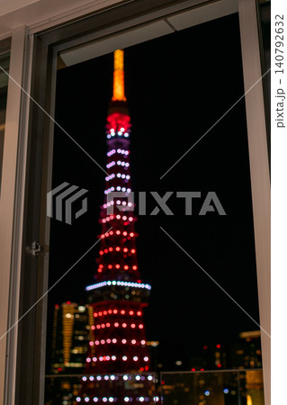 東京都　バルコニーから眺めるライトアップした東京タワー・東京タワーのある風景・夜の東京都市風景 140792632