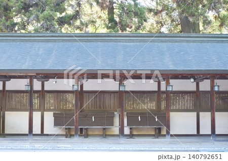 紙垂を掛けた神聖な木箱が並ぶ神社の木造回廊 140792651