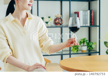 家で赤ワインを飲む若い女性の手元 家で赤ワインを飲む若い女性の手元 140792733