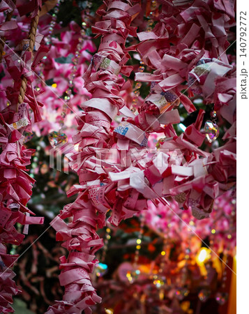 縁結びのパワースポットお初天神(露天神社)ピンクのおみくじ 縁結びのパワースポットお初天神(露天神社)ピンクのおみくじ 140792772