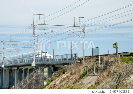 高架橋を走行する東海道新幹線 高架橋を走行する東海道新幹線 140792821