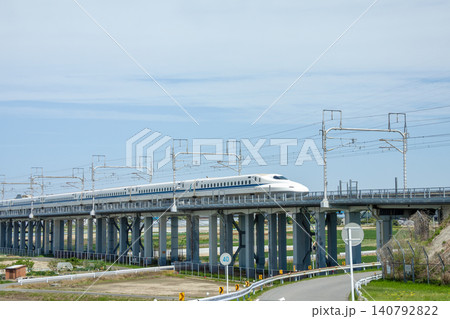 高架橋を走行する東海道新幹線 140792822