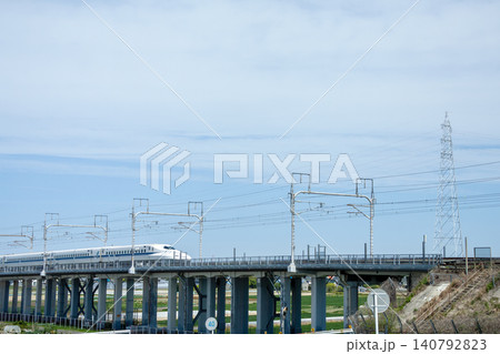 高架橋を走行する東海道新幹線 高架橋を走行する東海道新幹線 140792823