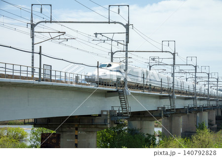 川にかかる高架橋を走行する東海道新幹線 140792828