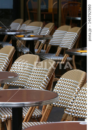 フランス・パリのカフェに並べられた椅子 フランス・パリのカフェに並べられた椅子 140792960