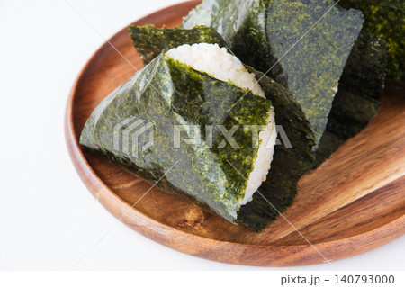 海苔を巻いたつや姫分づき米のおにぎり 海苔を巻いたつや姫分づき米のおにぎり 140793000