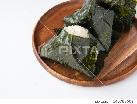 海苔を巻いたつや姫分づき米のおにぎり 海苔を巻いたつや姫分づき米のおにぎり 140793002