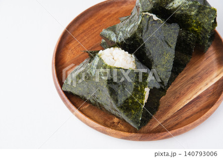 海苔を巻いたつや姫分づき米のおにぎり 海苔を巻いたつや姫分づき米のおにぎり 140793006