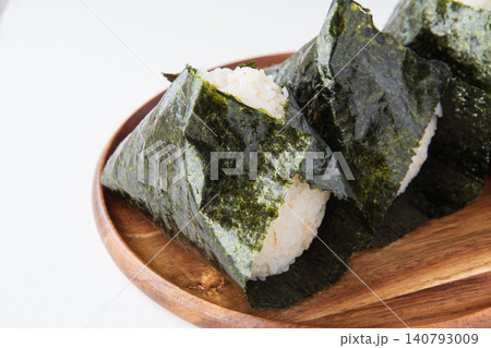 海苔を巻いたつや姫分づき米のおにぎり 海苔を巻いたつや姫分づき米のおにぎり 140793009