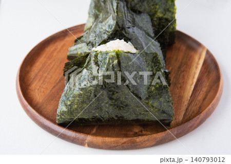海苔を巻いたつや姫分づき米のおにぎり 海苔を巻いたつや姫分づき米のおにぎり 140793012