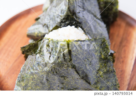 海苔を巻いたつや姫分づき米のおにぎり 海苔を巻いたつや姫分づき米のおにぎり 140793014