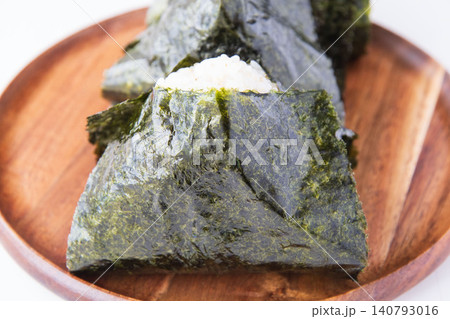 海苔を巻いたつや姫分づき米のおにぎり 海苔を巻いたつや姫分づき米のおにぎり 140793016