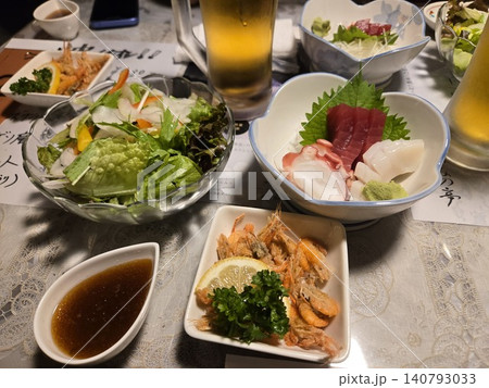 居酒屋で楽しむ定番メニューの数々（生ビール・お刺身盛り合わせ・川海老唐揚げ・サラダ） 140793033